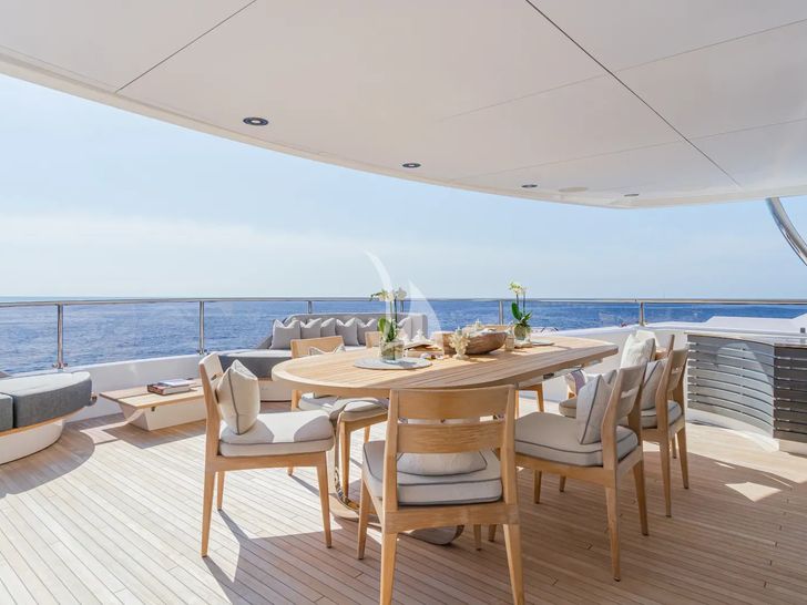 THUMPER Sunseeker 40m - sky deck alfresco dining area THUMPER Sunseeker 40m - sky deck alfresco dining area