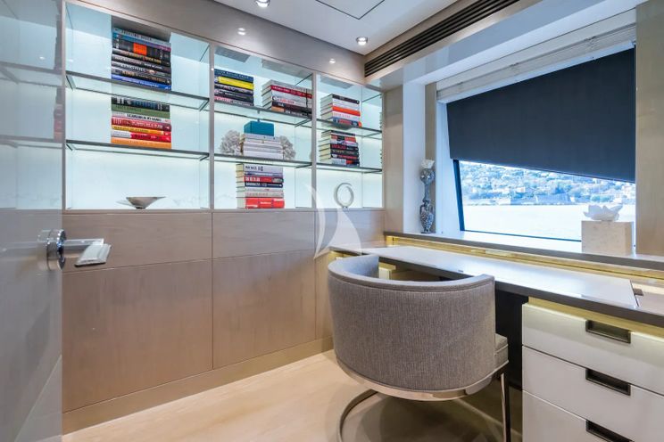 Charter Yacht THUMPER - Sunseeker 40m - 5 Cabins - Cannes - Nice - Antibes - St Tropez - French Riviera - Monaco