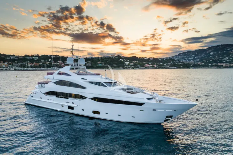 Charter Yacht THUMPER - Sunseeker 40m - 5 Cabins - Cannes - Nice - Antibes - St Tropez - French Riviera - Monaco