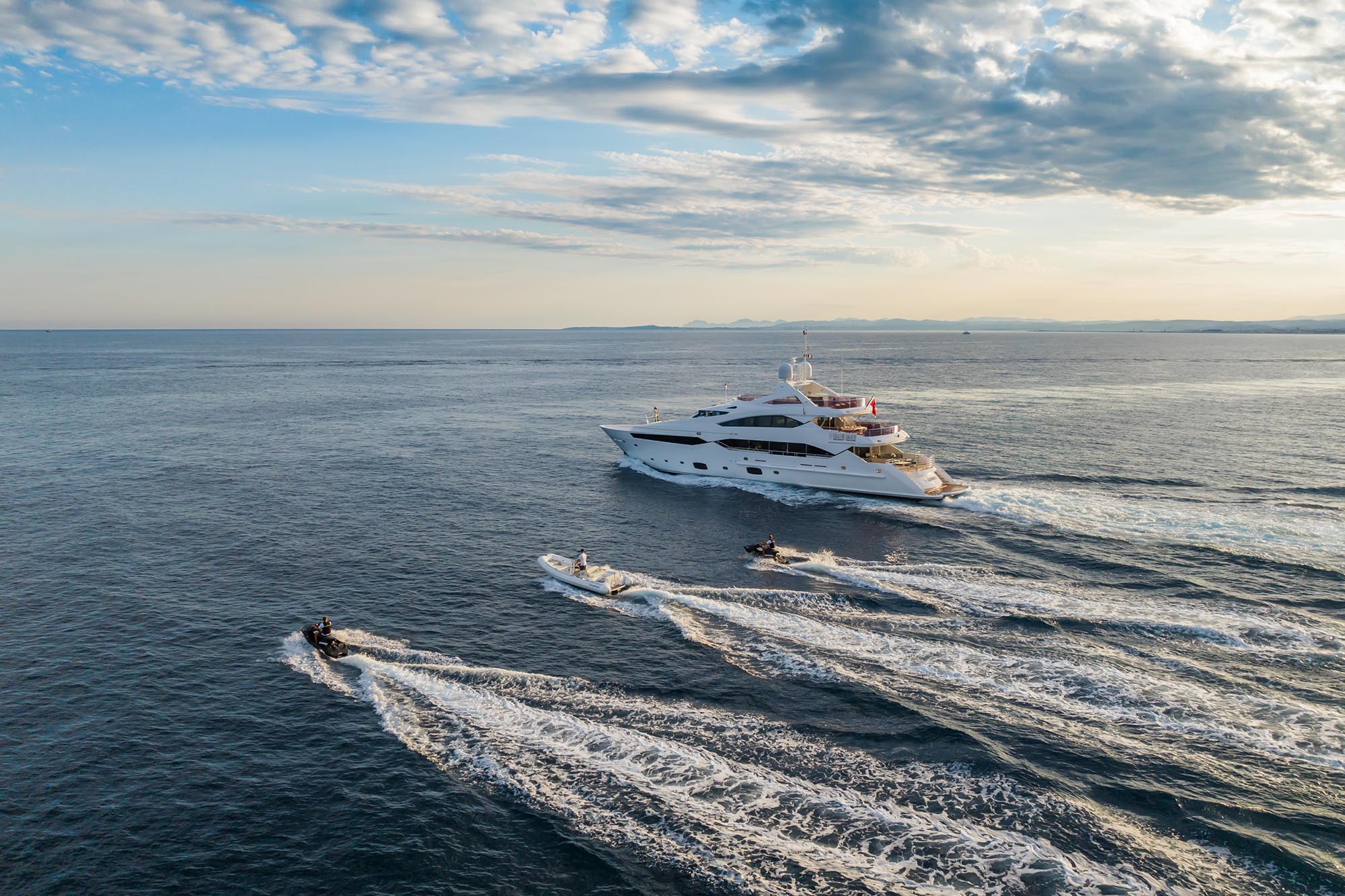 THUMPER Sunseeker 40m - cruising with the tender and jet skis