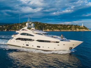 THUMPER - Sunseeker 40m - 5 Cabins - Cannes - Nice - Antibes - St Tropez - Monaco - French Riviera THUMPER - Sunseeker 40m - 5 Cabins - Cannes - Nice - Antibes - St Tropez - Monaco - French Riviera