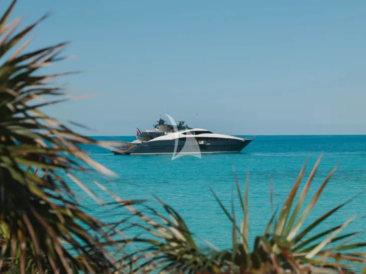 THUNDER Palmer Johnson 150 - anchored THUNDER Palmer Johnson 150 - anchored