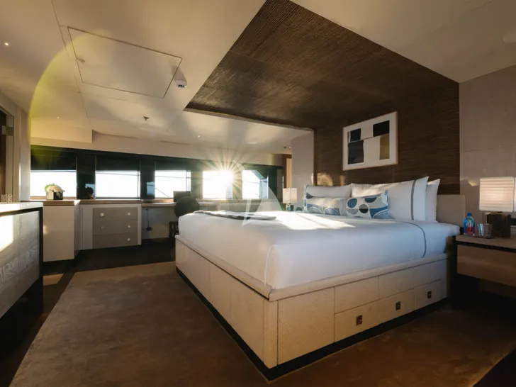 THUNDER Palmer Johnson 150 - master cabin bed THUNDER Palmer Johnson 150 - master cabin bed