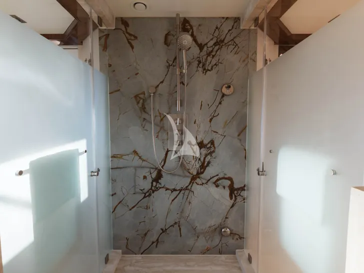 THUNDER Palmer Johnson 150 - master cabin shower THUNDER Palmer Johnson 150 - master cabin shower