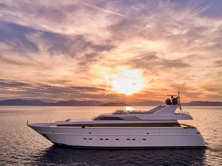 TIGRA Cantieri di Pisa Akhir 31 - anchored under the sunset TIGRA Cantieri di Pisa Akhir 31 - anchored under the sunset