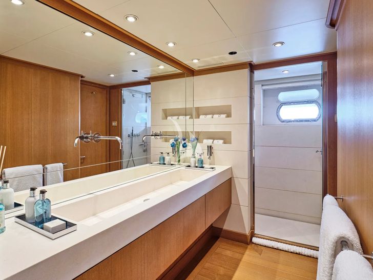 TIGRA Cantieri di Pisa Akhir 31 - master cabin bathroom TIGRA Cantieri di Pisa Akhir 31 - master cabin bathroom