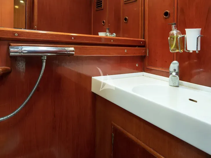 TIGRIS Nautor's Swan 76 - double cabin 1 bathroom TIGRIS Nautor's Swan 76 - double cabin 1 bathroom