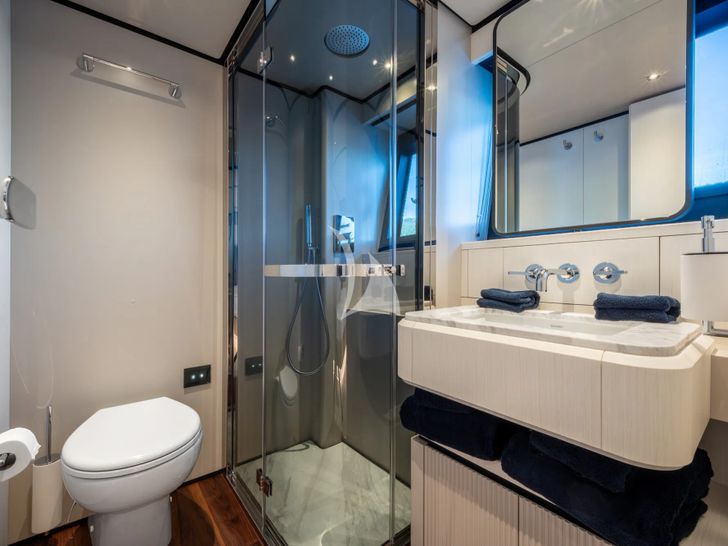 TOGETHER Ferretti 940 - twin cabin bathroom TOGETHER Ferretti 940 - twin cabin bathroom