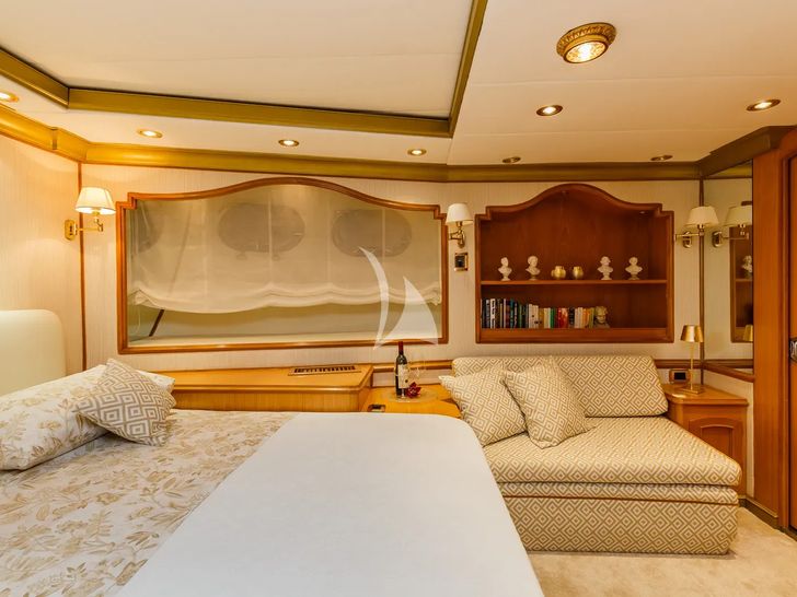 TO JE TO Benetti Classic 115 - VIP cabin 2 bed and seating TO JE TO Benetti Classic 115 - VIP cabin 2 bed and seating