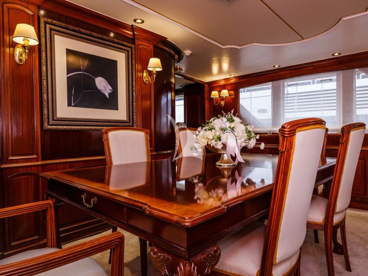 TO JE TO Benetti Classic 115 - indoor dining area TO JE TO Benetti Classic 115 - indoor dining area