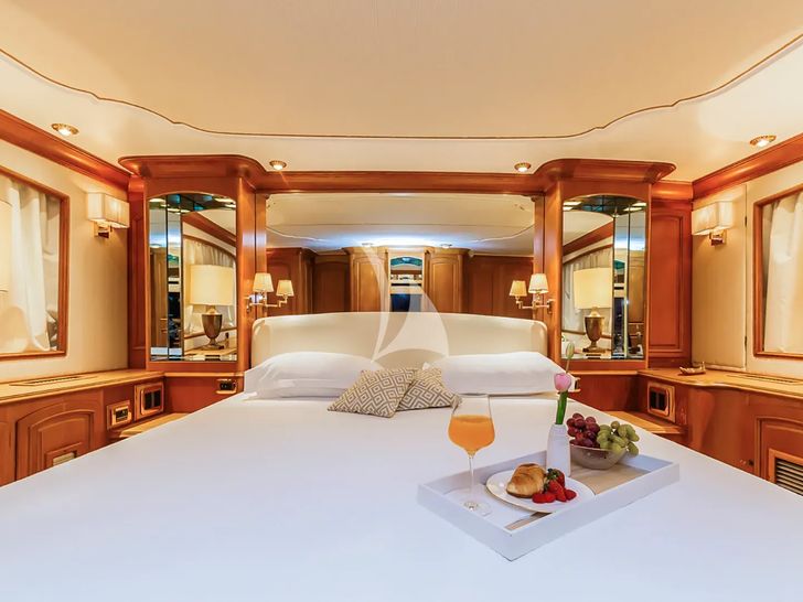 TO JE TO Benetti Classic 115 - master cabin bed with breakfast TO JE TO Benetti Classic 115 - master cabin bed with breakfast