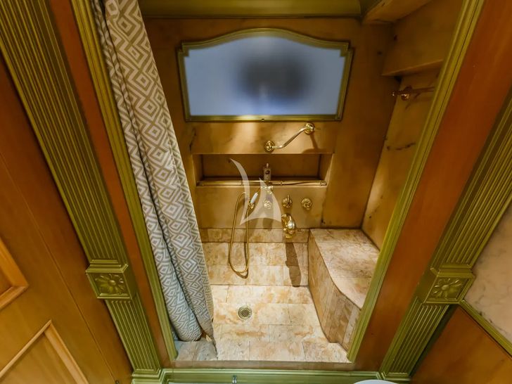 TO JE TO Benetti Classic 115 - master cabin shower TO JE TO Benetti Classic 115 - master cabin shower