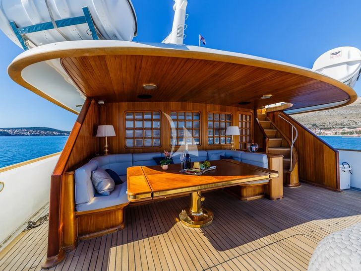TO JE TO Benetti Classic 115 - sky deck alfresco dining area TO JE TO Benetti Classic 115 - sky deck alfresco dining area