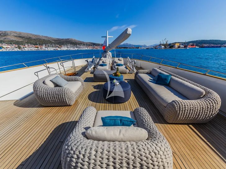 TO JE TO Benetti Classic 115 - sky deck lounging area TO JE TO Benetti Classic 115 - sky deck lounging area
