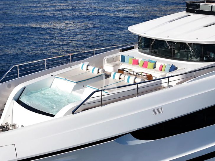 TOY Mangusta Oceano 43 - jacuzzi TOY Mangusta Oceano 43 - jacuzzi
