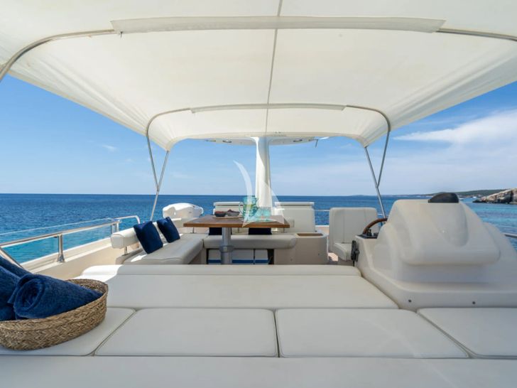 TRABUCAIRE Apreamare 66 - flybridge seating and bronzing area TRABUCAIRE Apreamare 66 - flybridge seating and bronzing area