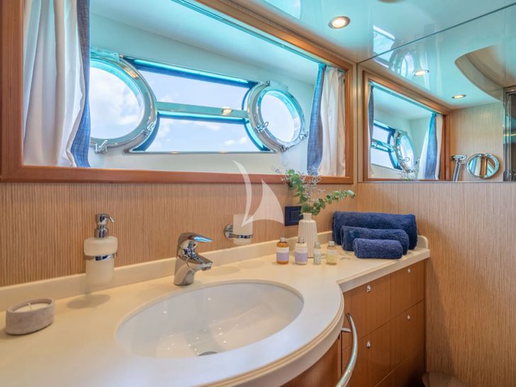 TRABUCAIRE Apreamare 66 - master cabin bathroom TRABUCAIRE Apreamare 66 - master cabin bathroom
