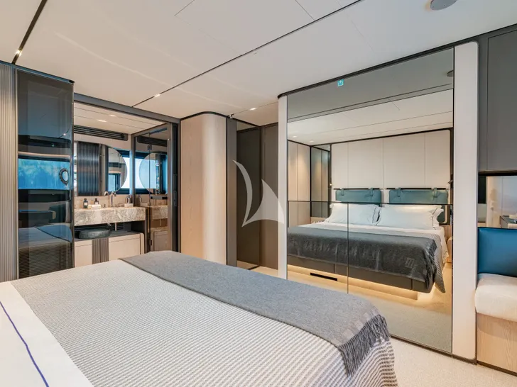TRILOGY Ferretti Infynito 80 - master cabin bed TRILOGY Ferretti Infynito 80 - master cabin bed