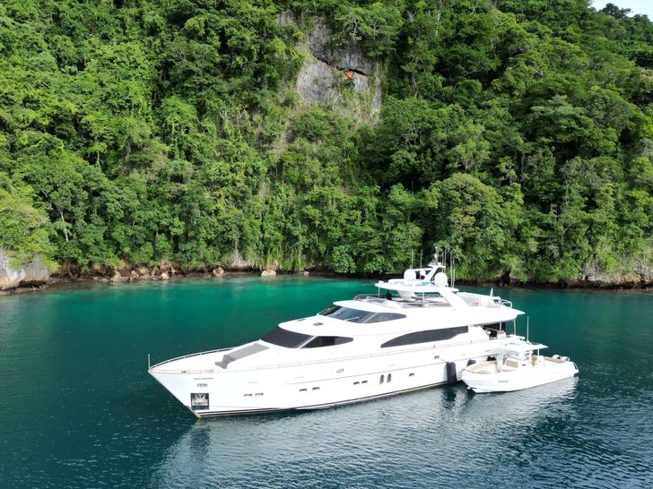 TRIPLE888EIGHT Horizon 94 - anchored with the tender TRIPLE888EIGHT Horizon 94 - anchored with the tender