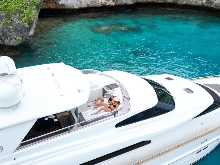 TRIPLE888EIGHT Horizon 94 - guests enjoying the sun TRIPLE888EIGHT Horizon 94 - guests enjoying the sun