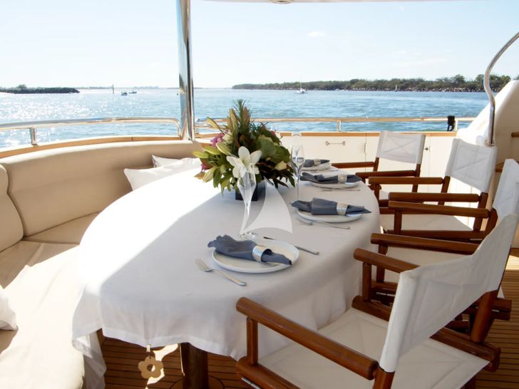 TRIPLE888EIGHT Horizon 94 - aft alfresco dining TRIPLE888EIGHT Horizon 94 - aft alfresco dining