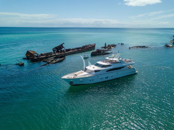 TRIPLE888EIGHT Horizon 94 - anchored near a ship wreck TRIPLE888EIGHT Horizon 94 - anchored near a ship wreck