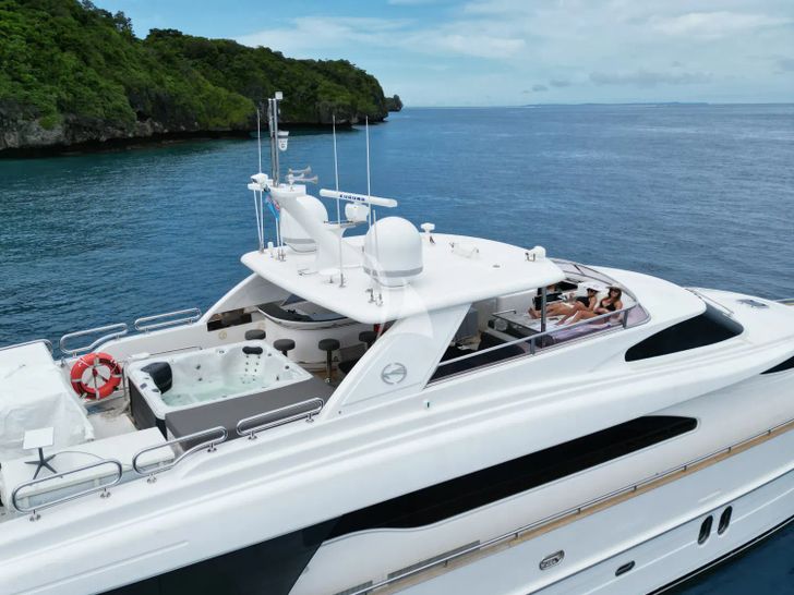TRIPLE888EIGHT Horizon 94 - flybridge TRIPLE888EIGHT Horizon 94 - flybridge