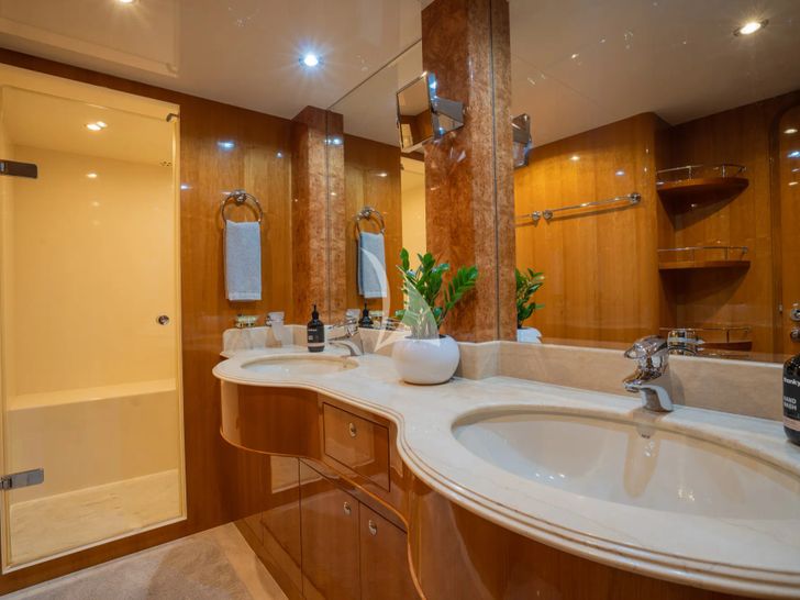 TRIPLE888EIGHT Horizon 94 - master cabin bathroom TRIPLE888EIGHT Horizon 94 - master cabin bathroom