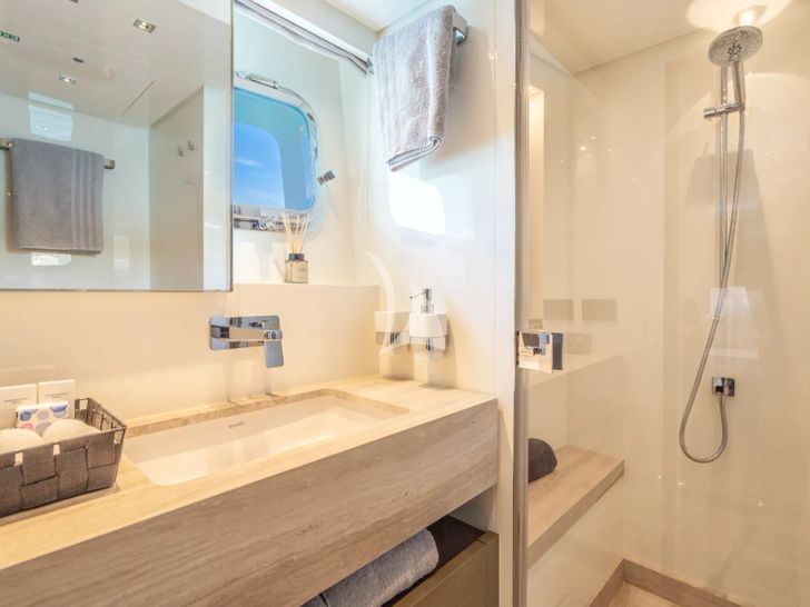 TRIPLE L Sanlorenzo SL78 - cabin bathroom TRIPLE L Sanlorenzo SL78 - cabin bathroom