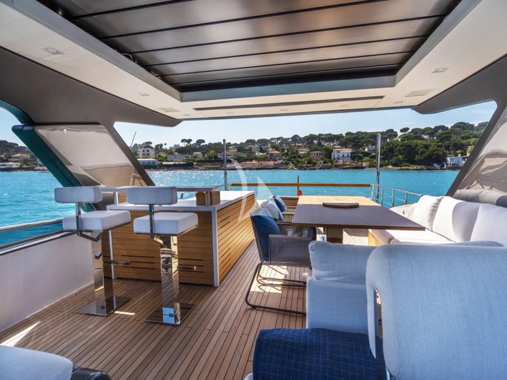 TRIPLE L Sanlorenzo SL78 - flybridge dining and bar area TRIPLE L Sanlorenzo SL78 - flybridge dining and bar area