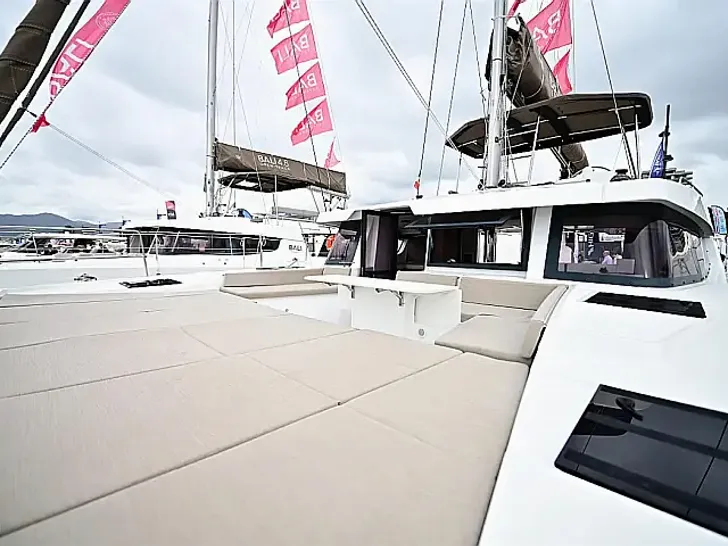 TRITONE Bali 4.6 - foredeck lounge and sunbathing area TRITONE Bali 4.6 - foredeck lounge and sunbathing area