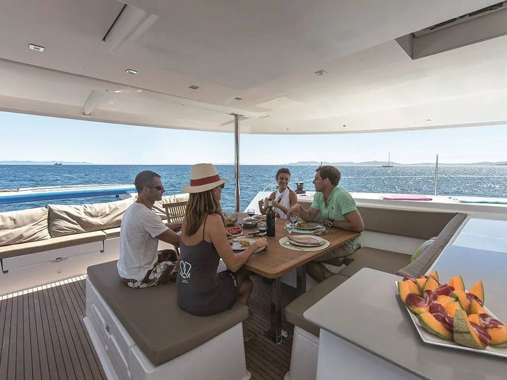 TRIUMPHO Fountaine Pajot Saba 50 - aft alfresco dining area TRIUMPHO Fountaine Pajot Saba 50 - aft alfresco dining area