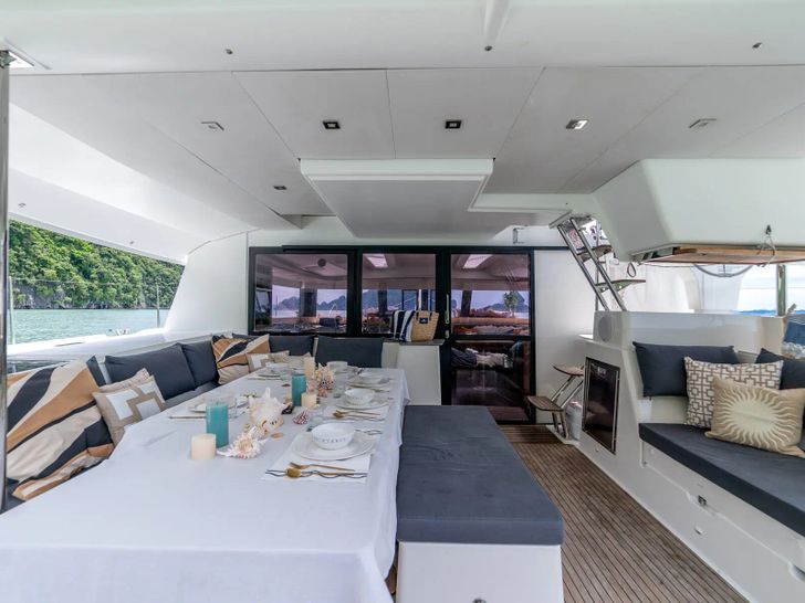 TRIUMPHO Fountaine Pajot Saba 50 - aft deck dining set up TRIUMPHO Fountaine Pajot Saba 50 - aft deck dining set up