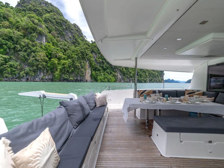 TRIUMPHO Fountaine Pajot Saba 50 - aft deck seating and dining TRIUMPHO Fountaine Pajot Saba 50 - aft deck seating and dining
