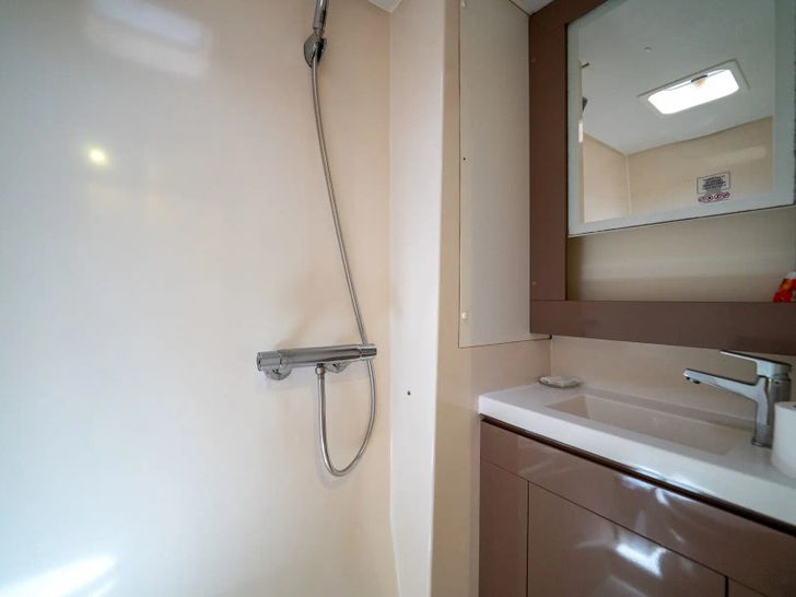 TRIUMPHO Fountaine Pajot Saba 50 - cabin bathroom TRIUMPHO Fountaine Pajot Saba 50 - cabin bathroom