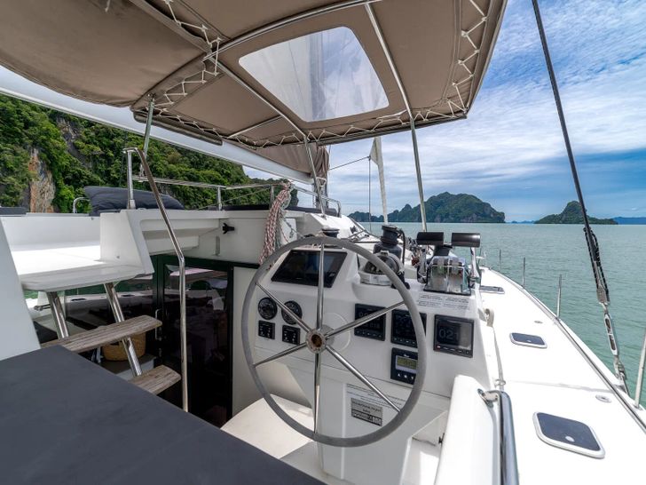 TRIUMPHO Fountaine Pajot Saba 50 - flybridge helm TRIUMPHO Fountaine Pajot Saba 50 - flybridge helm