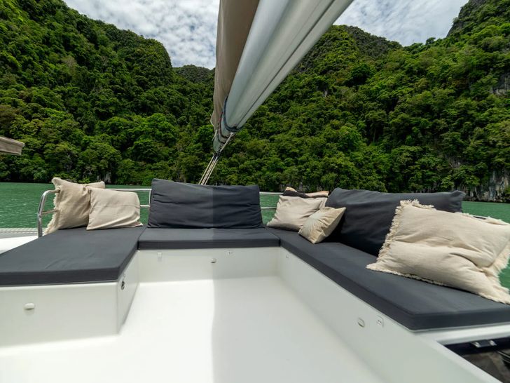 TRIUMPHO Fountaine Pajot Saba 50 - flybridge seating TRIUMPHO Fountaine Pajot Saba 50 - flybridge seating