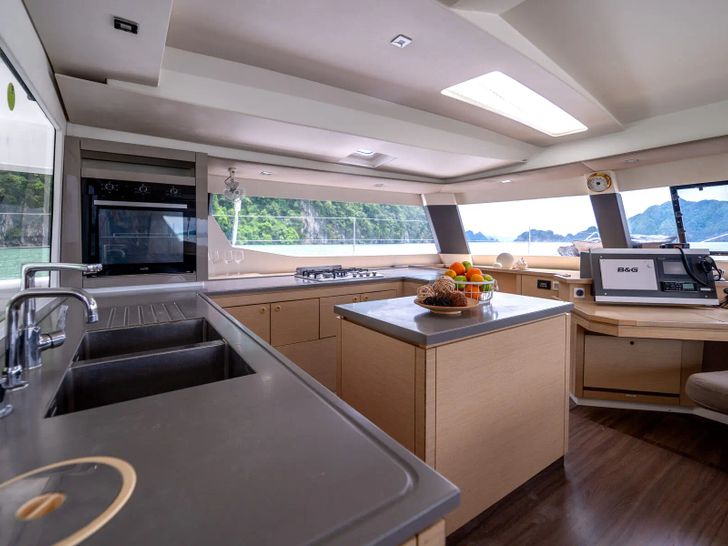 TRIUMPHO Fountaine Pajot Saba 50 - galley TRIUMPHO Fountaine Pajot Saba 50 - galley