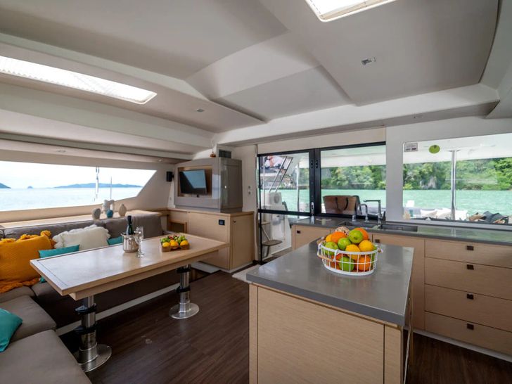 TRIUMPHO Fountaine Pajot Saba 50 - saloon and galley TRIUMPHO Fountaine Pajot Saba 50 - saloon and galley