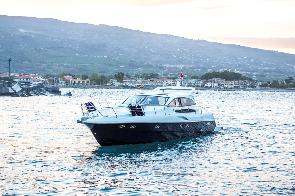 TUTTINOI Alena 52 - anchored