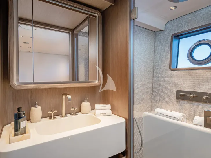 TWINS Ferretti Custom Line Navetta 30 - VIP cabin 1 bathroom TWINS Ferretti Custom Line Navetta 30 - VIP cabin 1 bathroom