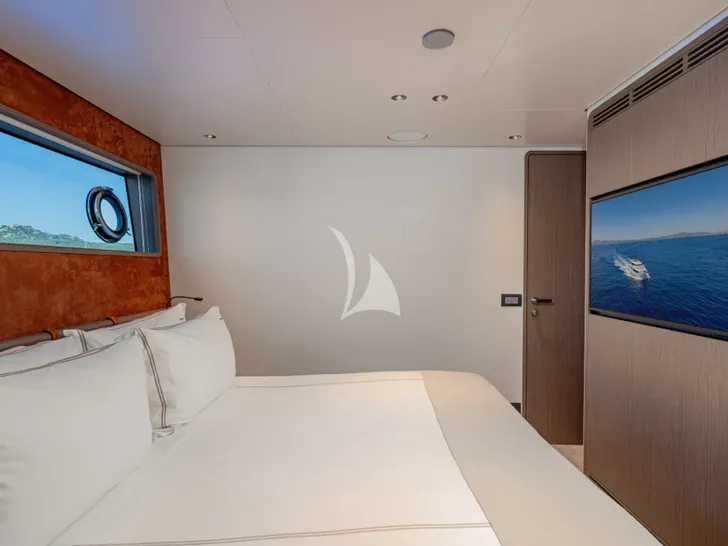 TWINS Ferretti Custom Line Navetta 30 - VIP cabin 1 bed and TV TWINS Ferretti Custom Line Navetta 30 - VIP cabin 1 bed and TV