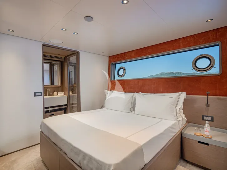 TWINS Ferretti Custom Line Navetta 30 - VIP cabin 1 TWINS Ferretti Custom Line Navetta 30 - VIP cabin 1