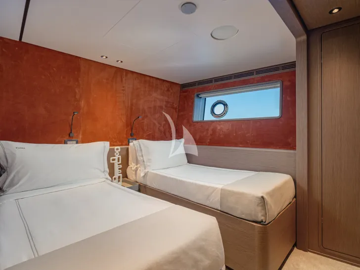 TWINS Ferretti Custom Line Navetta 30 - VIP cabin 2 converted to twin TWINS Ferretti Custom Line Navetta 30 - VIP cabin 2 converted to twin