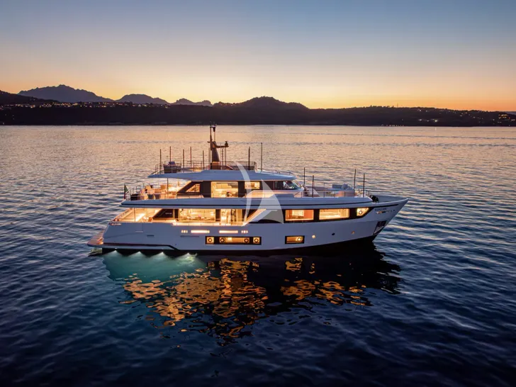 TWINS Ferretti Custom Line Navetta 30 - at night TWINS Ferretti Custom Line Navetta 30 - at night