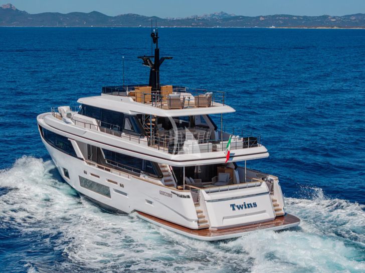 TWINS Ferretti Custom Line Navetta 30 - cruising aft view TWINS Ferretti Custom Line Navetta 30 - cruising aft view