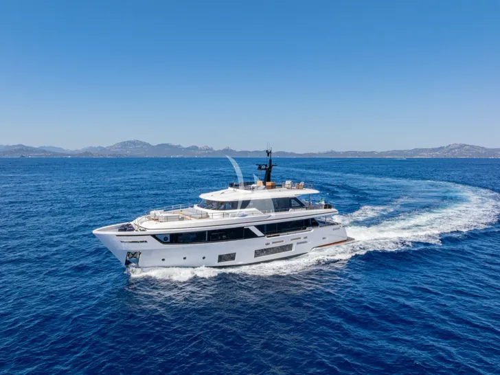 TWINS Ferretti Custom Line Navetta 30 - cruising across the waterline TWINS Ferretti Custom Line Navetta 30 - cruising across the waterline