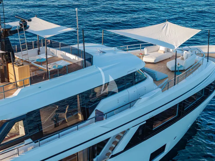 TWINS Ferretti Custom Line Navetta 30 - forward decks TWINS Ferretti Custom Line Navetta 30 - forward decks