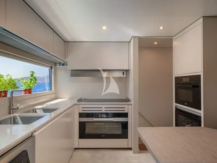 TWINS Ferretti Custom Line Navetta 30 - galley TWINS Ferretti Custom Line Navetta 30 - galley