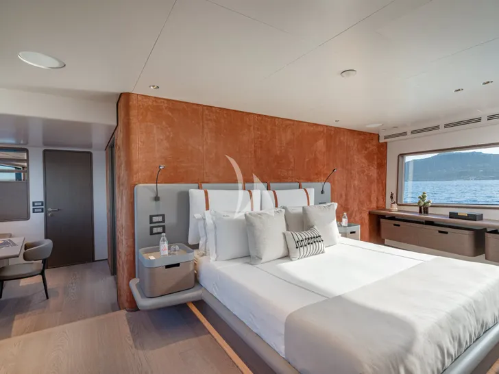 TWINS Ferretti Custom Line Navetta 30 - master cabin TWINS Ferretti Custom Line Navetta 30 - master cabin